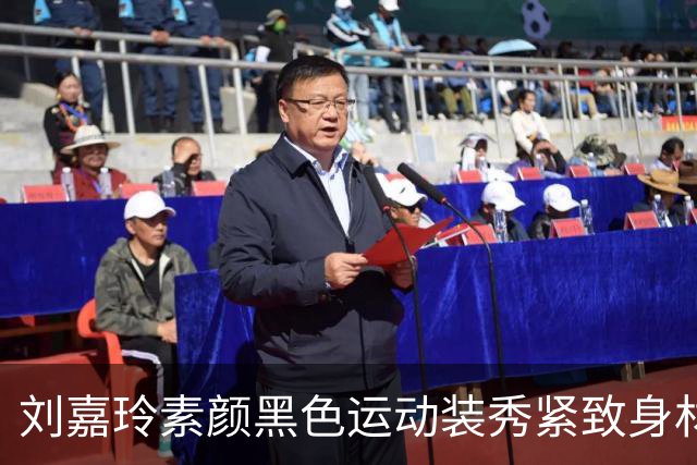 刘嘉玲素颜黑色运动装秀紧致身材，60岁这状态绝了